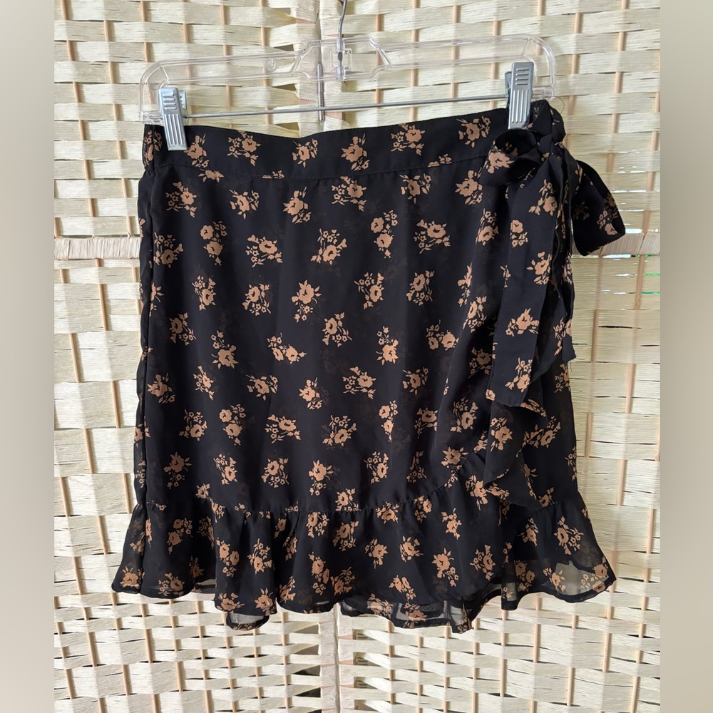 Hollister Mini Wrap Skirt Black and Cream Floral Pattern High Waist SZ L